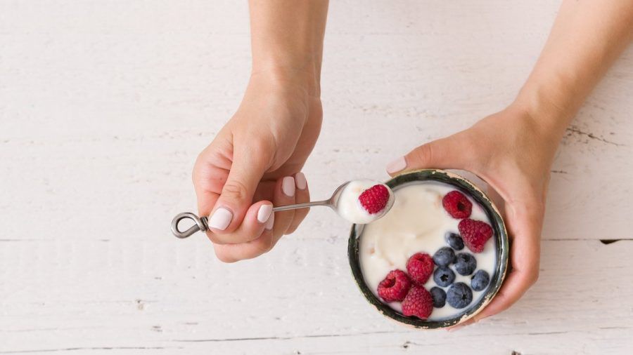 Frozen Joghurt kann man mit Früchte-Toppings verfeinern. (ncz/spot)