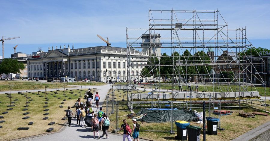 Am Tag nach dem Abhängen des umstrittenen Großbanners steht auf dem Friedrichsplatz nur noch ein leeres Gerüst.