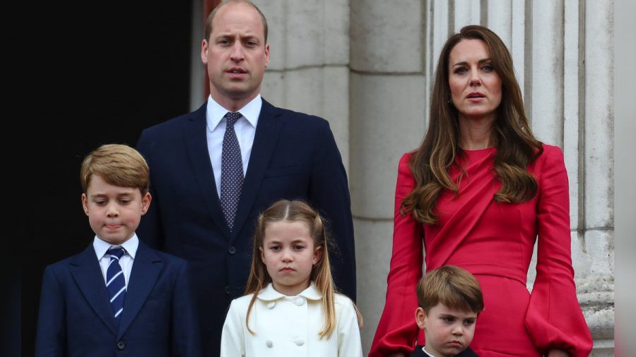 Prinz William und seine Familie auf dem Balkon des Buckingham Palastes. (hub/spot)