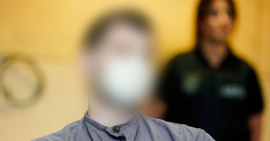 Der 39-jährige Hauptangeklagte sitzt im Verhandlungssaal des Landgerichts Kaiserslautern.