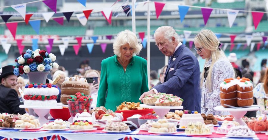 Charles (l), Prinz von Wales, und Camilla, Herzogin von Cornwall, begutachten das Kuchenbuffet.