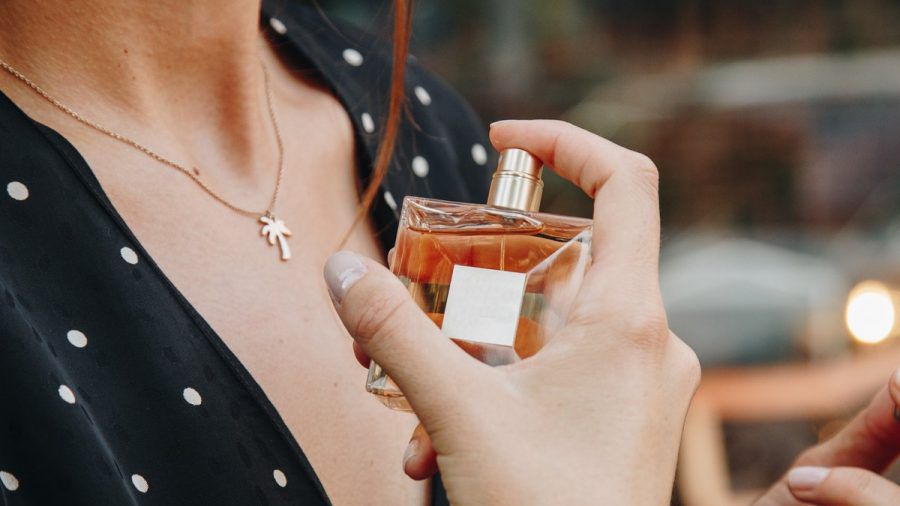 Wie bewahrt man Parfüm und Kosmetikprodukte im Sommer richtig auf? (the/spot)