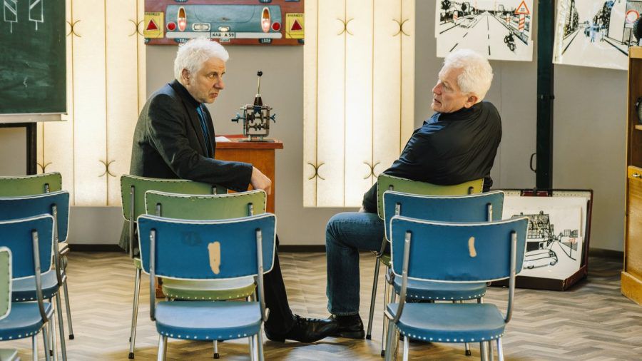 "Tatort: Flash": Die Kommissare Leitmayr (Udo Wachtveitl, l.), und Ivo Batic (Miroslav Nemec) bei einem kriminologischen Experiment. (cg/spot)