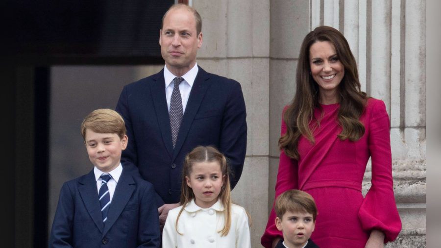 Prinz William mit seiner Familie auf dem Balkon des Buckingham Palastes. (hub/spot)