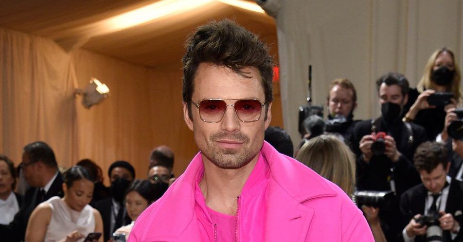 Sebastian Stan hat sich nach eigenen Worten früher in einsamen Momenten mit einer Sitcom getröstet.