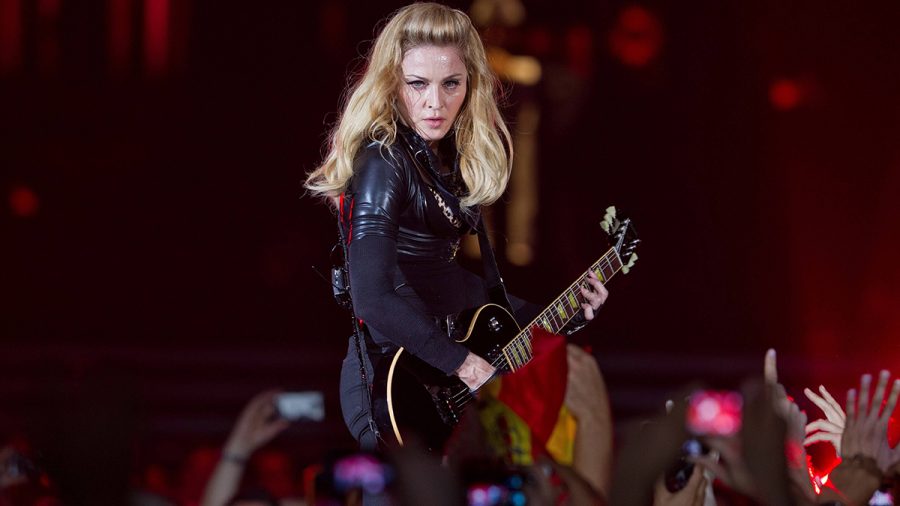 Madonna spielt Gitarre