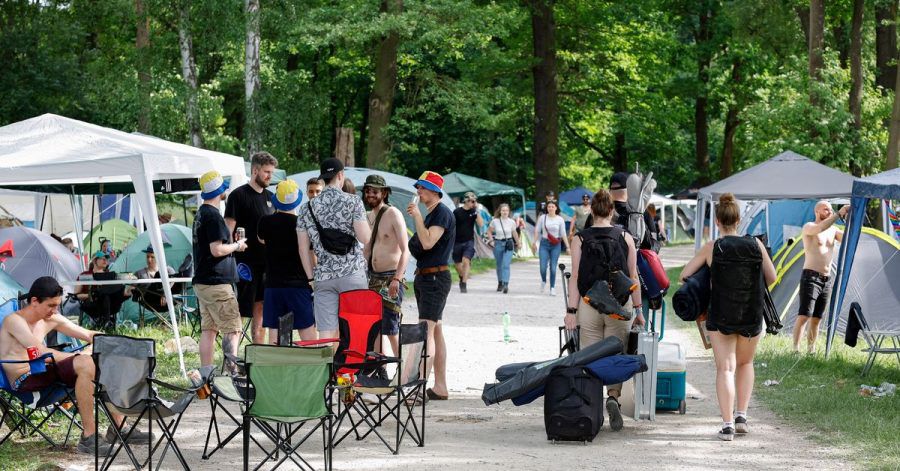 Fans bei der Anreise zum Open-Air-Festival «Rock im Park».
