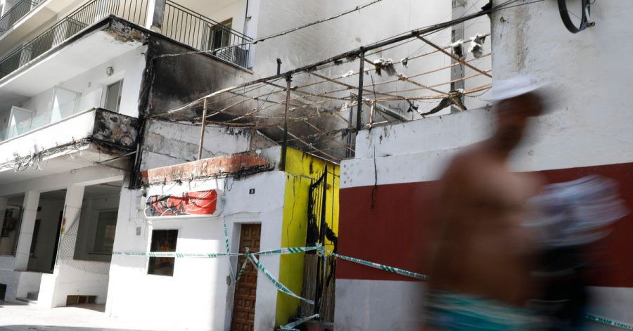 Passanten gehen nach einem mutmaßlich von deutschen Touristen verursachten Brand am Restaurant «Why Not Mallorca?» vorbei.
