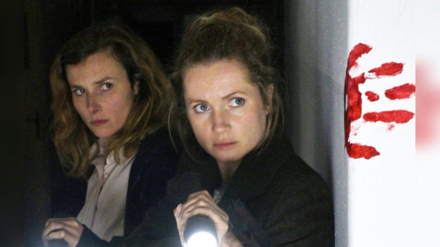 "Tatort: Das kalte Haus": Karin Gorniak (Karin Hanczewski) und Leonie Winkler (Cornelia Gröschel) machen eine entsetzliche Entdeckung im Haus der Fischers. (cg/spot)
