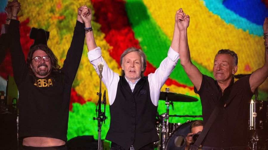 Paul McCartney (Mitte) holte in Glastonbury Dave Grohl (l.) und Bruce Springsteen auf die Bühne. (ncz/spot)
