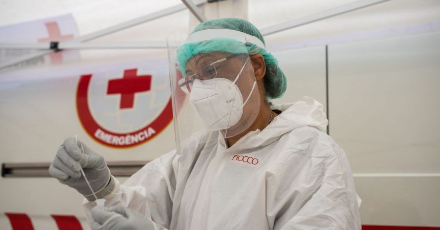 Eine Mitarbeiterin des Gesundheitspersonals bearbeitet einen Corona-Test am Platz da Parada in Lissabon.