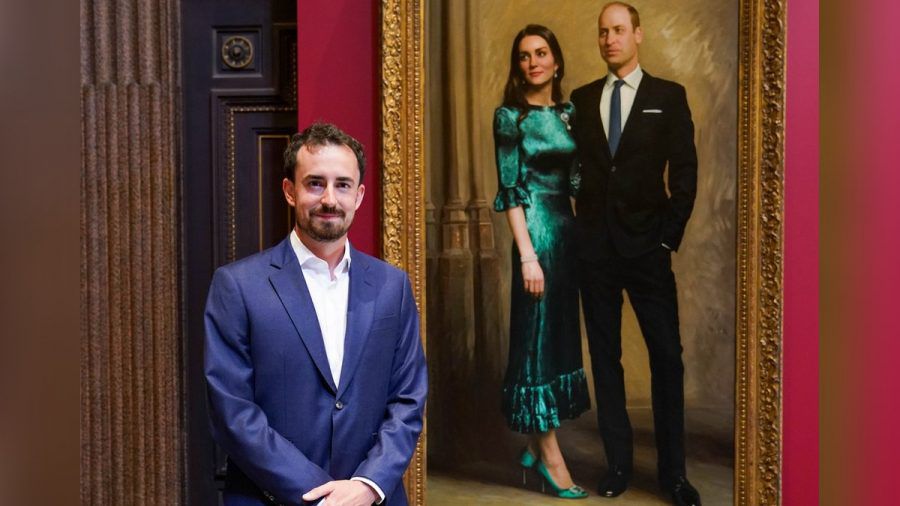 Der Maler Jamie Coreth vor seinem Werk von Herzogin Kate und Prinz William (mia/spot)