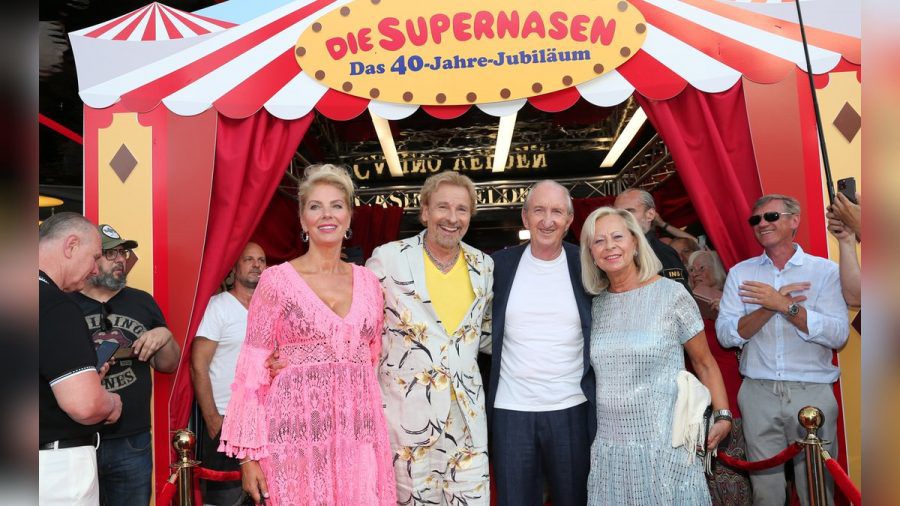 Karina Mroß, Thomas Gottschalk, Mike Krüger und Birgit Loeper (v.l.n.r.) auf dem "Supernasen"-Event. (jom/spot)