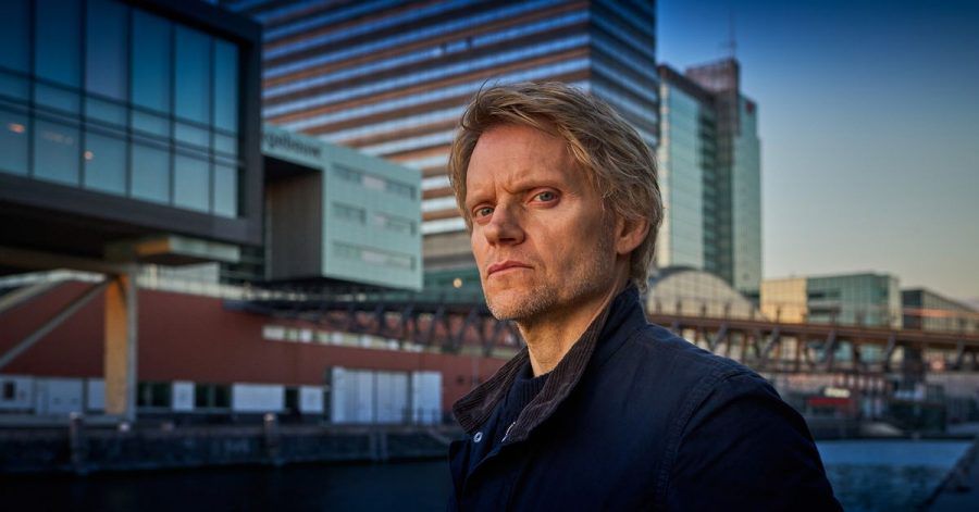 Kommissar Van der Valk (Marc Warren) ermittelt in Amsterdam.