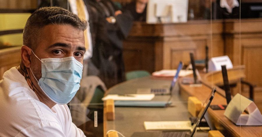 Der Rapper Bushido, sitzt zu Beginn eines Prozesses gegen den Chef einer bekannten arabischstämmigen Großfamilie in einem Gerichtssaal des Landgerichts Berlin (2020).