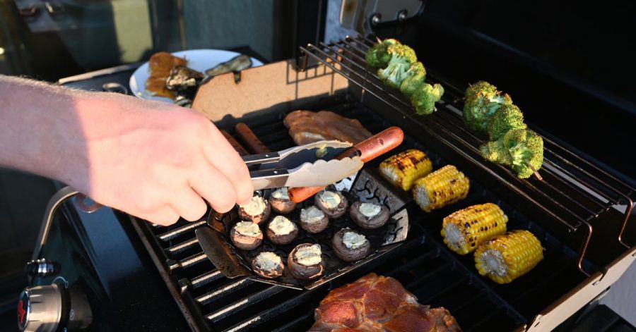 Entscheidend für die Klimabilanz beim Grillen ist weniger das verwendete Gerät - sondern das, was auf den Rost kommt.