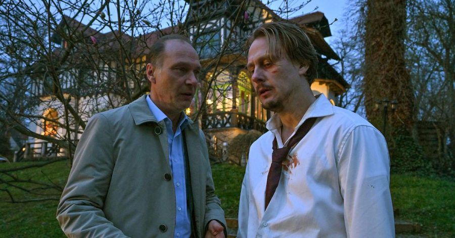 Kommissariatsleiter Schnabel (Martin Brambach, l) befragt Simon Fischer (Christian Bayer) in einer «Tatort»-Szene.