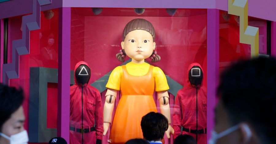 Überdimensionale Nachbildung der «Younghee»-Puppe aus der südkoreanischen Netflix-Serie «Squid Game» in Tokio.