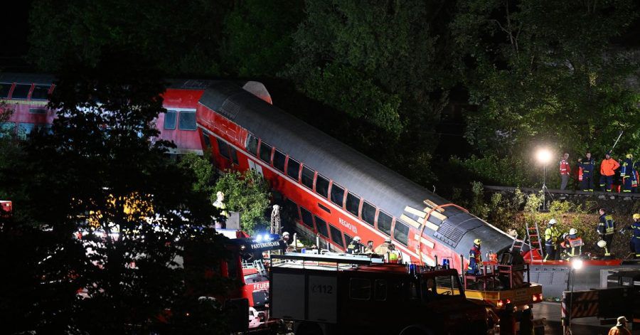 Zahlreiche Einsatz- und Rettungskräfte sind bis spät in der Nacht an der Unfallstelle im Einsatz.
