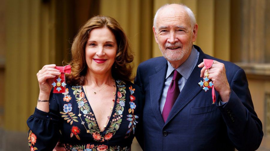 Barbara Broccoli und Michael Wilson tragen nun den Ritterorden CBE. (ncz/spot)