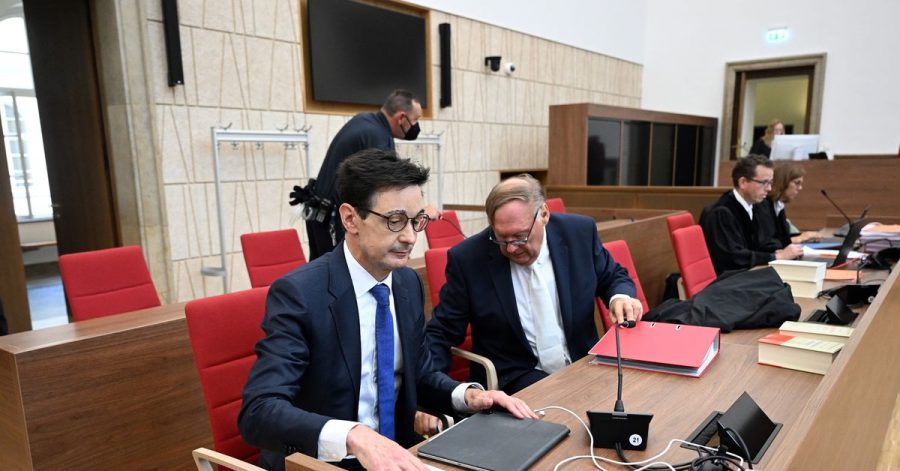 Bernhard Günther (l), ehemaliger Finanzchef von Innogy, und sein Rechtsanwalt Martin Meinberg (r) warten auf den Beginn des Prozesses in Wuppertal.