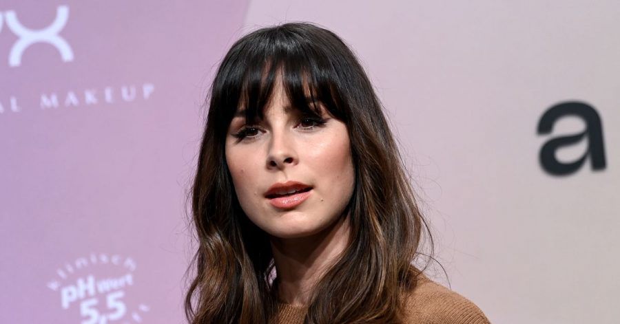 Lena Meyer-Landrut hadert mit ihrem Smartphone.