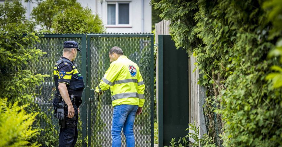 Polizisten stehen an einem Tor bei der Wiederaufnahme der Suche nach einem vermissten Jungen.