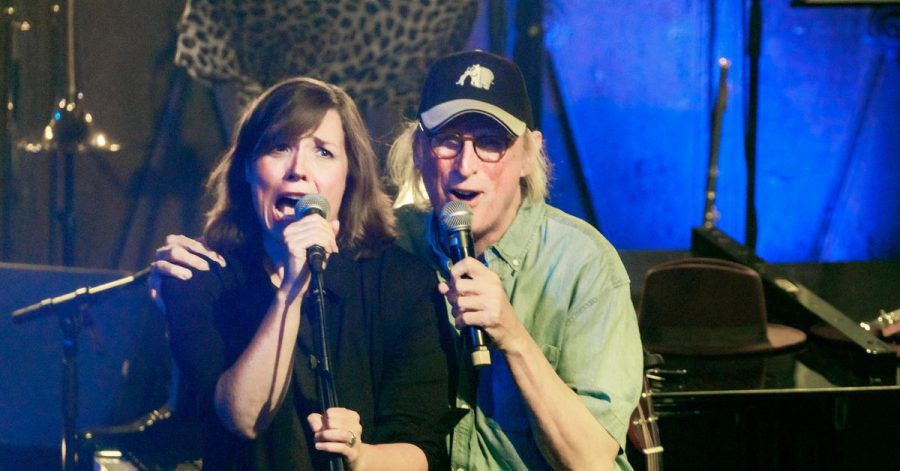 Der Komiker und Musiker Otto Waalkes singt mit der Sängerin Steffi Hempel.