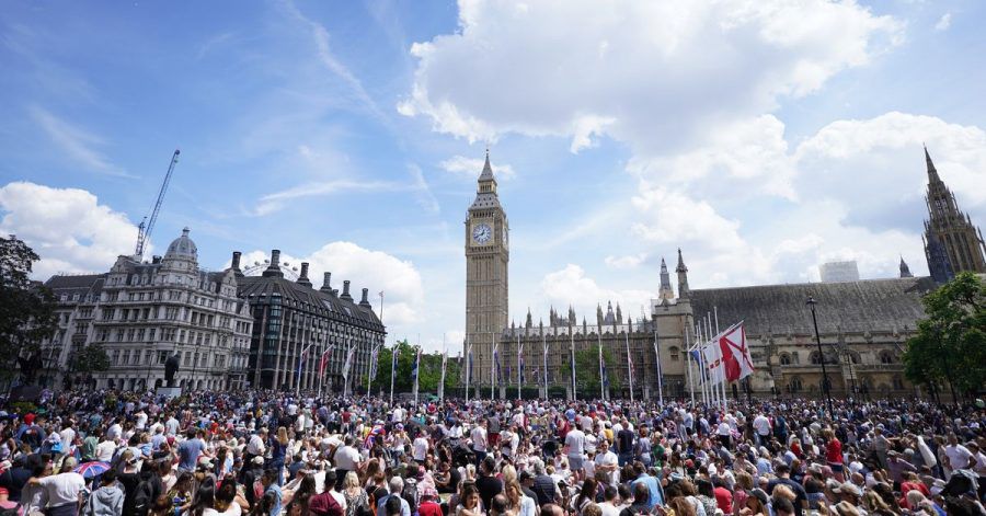 Menschenmassen feiern Elzabeth II. in London.
