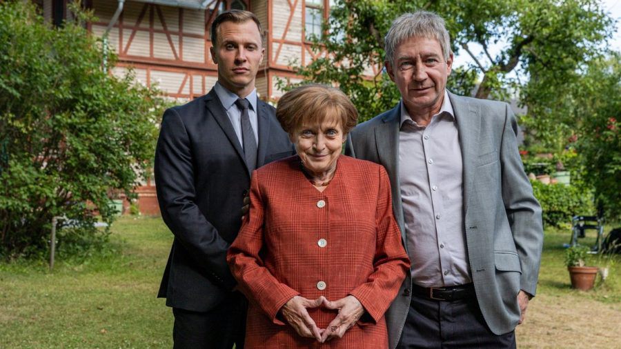 Personenschützer Mike (Tim Kalkhof), Angela Merkel (Katharina Thalbach), Ehemann Joachim Sauer (Thorsten Merten) in der RTL-Produktion "Miss Merkel". (dr/spot)