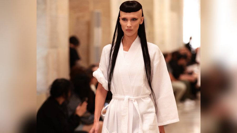 Bella Hadid und ihre Schwester Gigi haben für einen Model-Job scheinbar ihre Frisur geändert. (jk/spot)