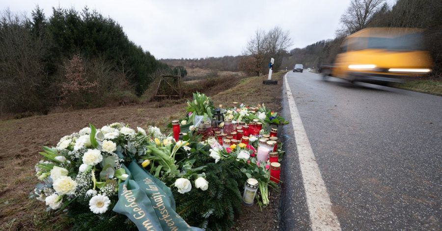 Blumen und Kerzen stehen an dem Tatort, an dem Ende Januar 2022 bei Kusel zwei Polizeibeamte bei einer Verkehrskontrolle erschossen wurden.