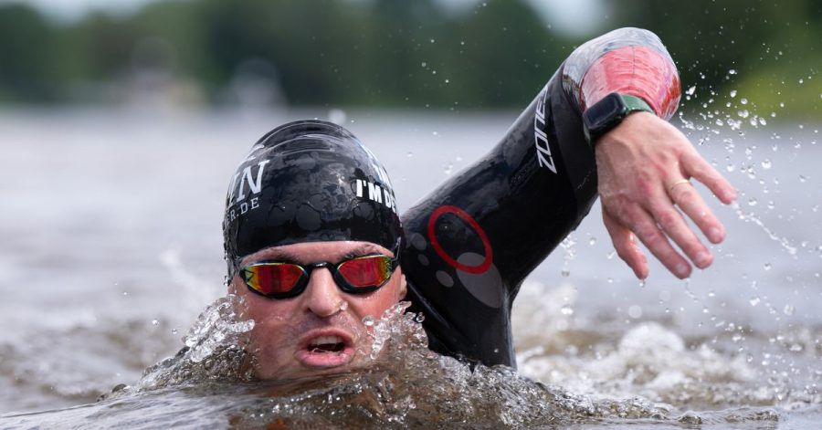 Joseph Heß während einer Trainingseinheit in der Elbe.