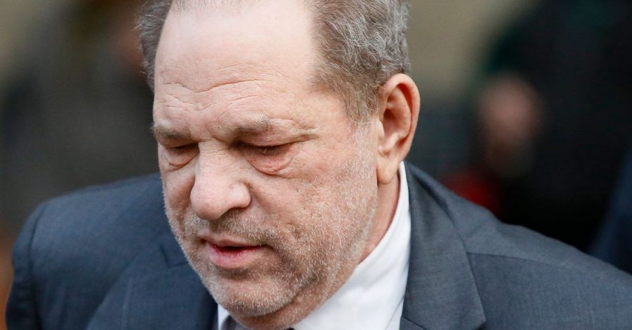 Der ehemalige Filmproduzent Harvey Weinstein verlässt nach einem Prozesstag im Februar 2020 das Gerichtsgebäude in New York.