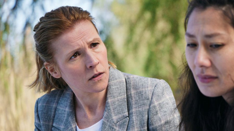 Julia Grosz (Franziska Weisz) möchte die verschwundene Ela (Elisabeth Hofmann) im "Tatort: Schattenleben" finden. (amw/spot)