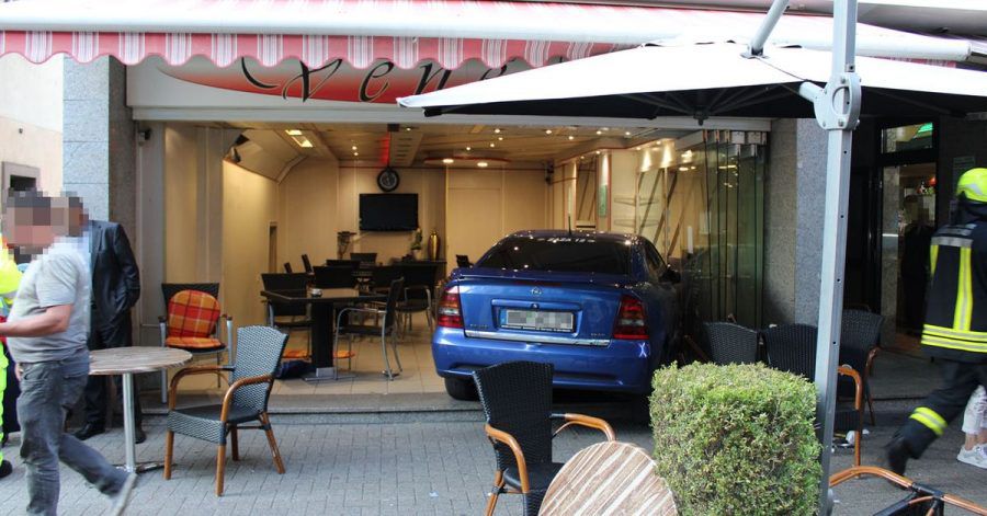 Ein Achtjähriger war mit dem Auto seines Vaters direkt in das Eiscafé in Gelsenkirchen gefahren.