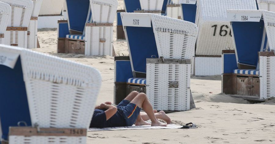 Strandkörbe stehen am Strand von Westerland: Die Lage über Pfingsten auf Sylt ist ruhig.