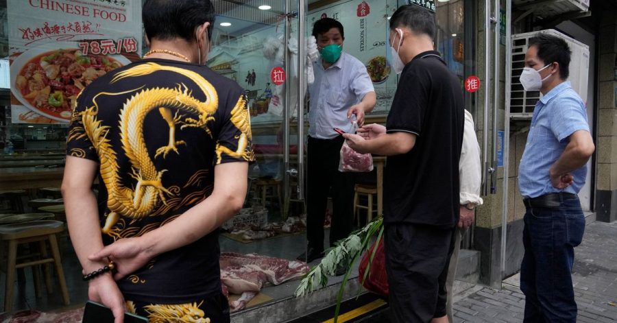 Ein Restaurant verkauft Fleisch. Nach zwei Monaten Lockdown hebt Shanghai viele Corona-Beschränkungen auf.