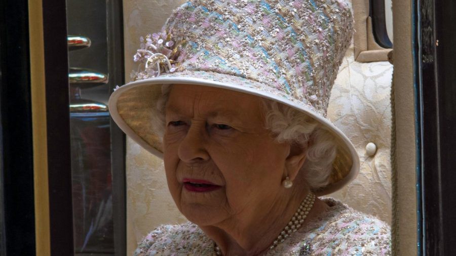 Queen Elizabeth II. musste Flug-Turbulenzen über sich ergehen lassen. (jom/spot)