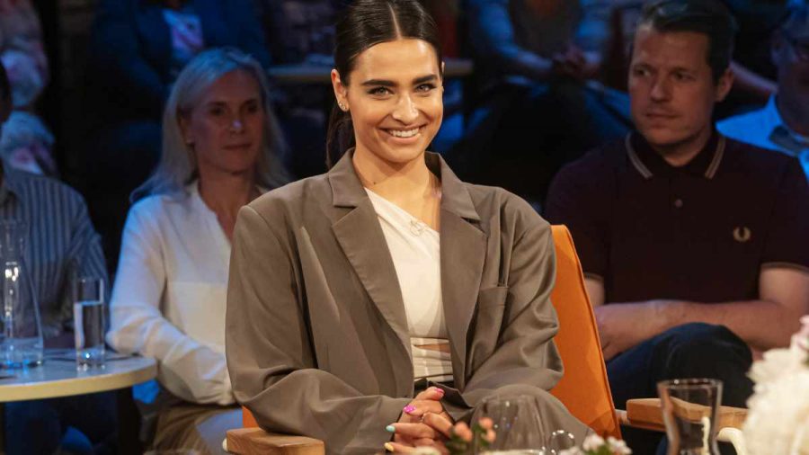 Amira Pocher in einer Talkshow