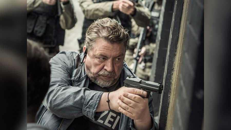 "Der gute Bulle: Friss oder stirb": Schulz (Armin Rohde) und das SEK rücken an, um eine Geiselnahme zu beenden. (cg/spot)