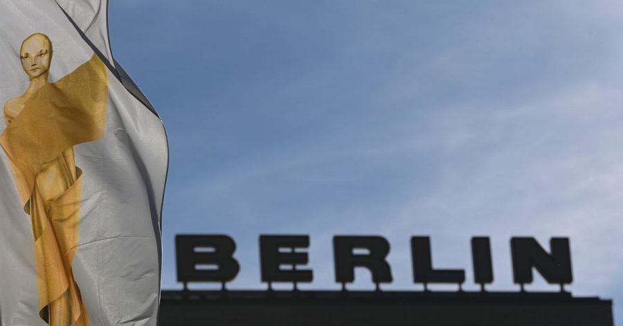 Eine Flagge mit dem Bild der Filmpreis-Trophäe „Lola“ weht vor der Verleihung des Deutschen Filmpreises vor dem Eingang zum Messegelände.