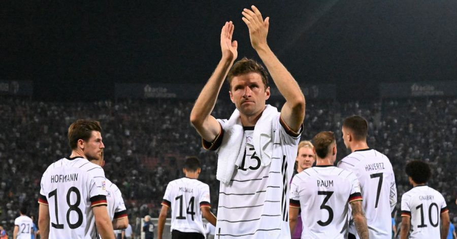 Thomas Müller bedankt sich nach dem Spiel mit der Mannschaft bei den Fans.