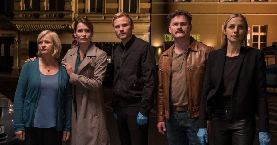 Heidi (Johanna Gastdorf, l-r), Maike (Anja Kling), Linus (Anton Spieker), Christoph (Shenja Lacher) und Pia (Annika Blendl).