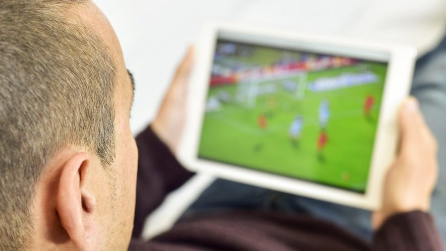 Wer Fußball im Netz streamen will, findet aktuell keine One-Size-Fits-All-Lösung: Je nach Wettbewerb teilen sich Amazon, DAZN, RTL und Sky die Übertragungsrechte. (elm/spot)