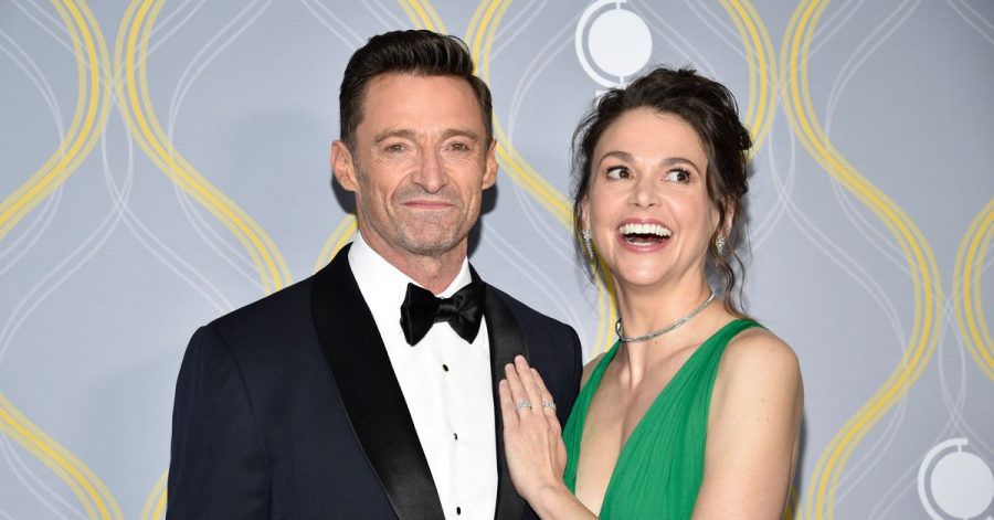 Hugh Jackman (l) und Kollegin Sutton Foster kommen zur 75. Verleihung der Tony Awards.