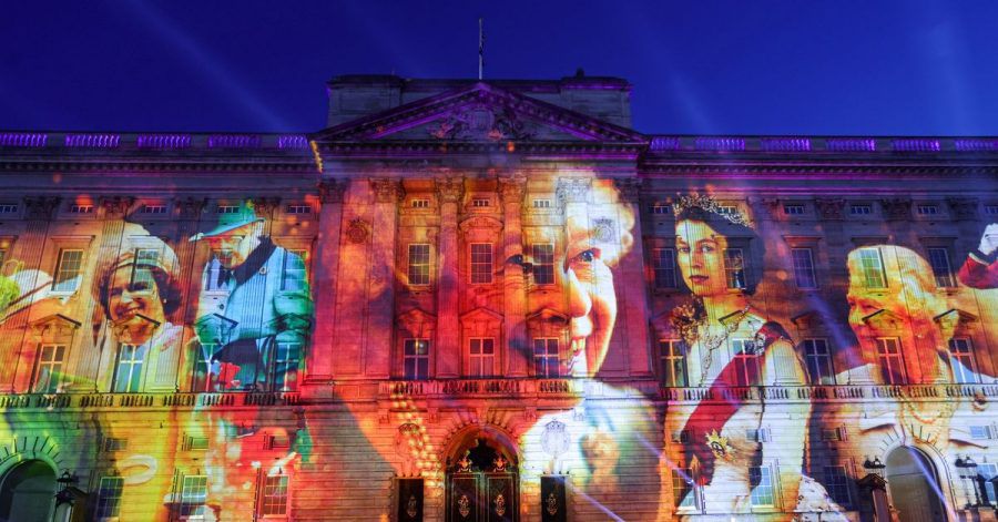 Projektionen erleuchten zu Ehren der Queen die Fassade des Buckingham Palace in London. Doch nicht alle Briten sind Fans der Monarchie.