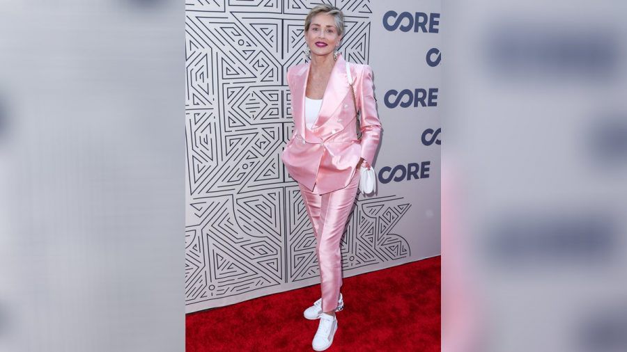 Sharon Stone verzauberte die Fotografen auf der CORE-Gala in Los Angeles in einem rosa Satinanzug. (jes/spot)