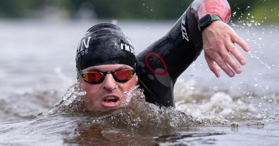 Joseph Heß will dieser Tage den Rhein von der Quelle bis zur Mündung durchschwimmen.