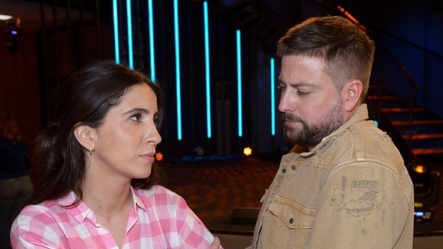 "GZSZ": Das Wiedersehen von Laura und John ist ziemlich befangen. (cg/spot)